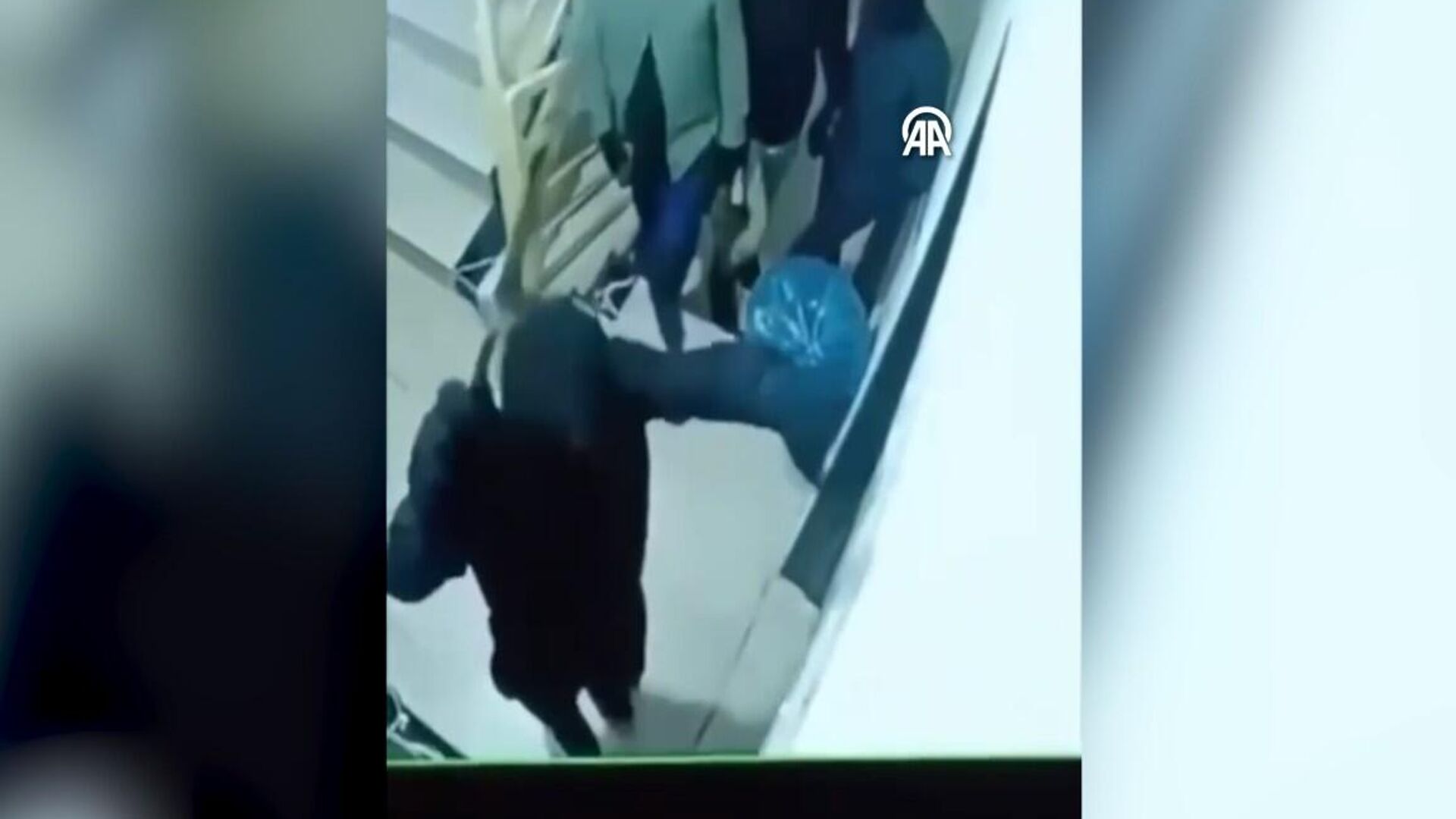 mardinde-maskeli-4-kisi-gece-saatlerinde-bir-evin-kapisini-balta-ve-cekicle-kirip-kacti-iyZ3pMAk.jpg