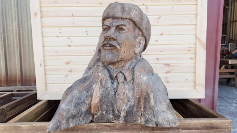 sen-ben-lenin-filmi-akcakocada-ilhamiyla-bulustu-filmin-galasinda-lenin-heykeli-sergileniyor-qXtlsyAU.jpg