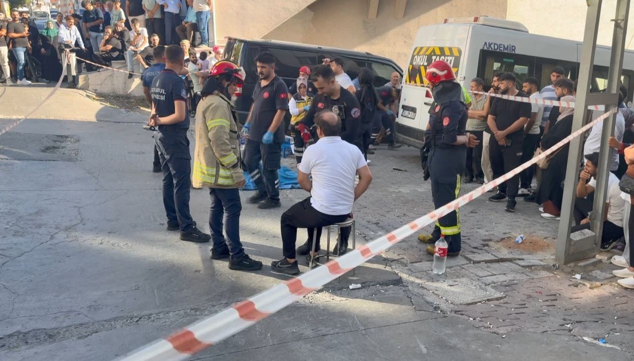 esenyurtta servis minibusunun carptigi anne yaralandi bebegi hayatini kaybetti IjiQcBkV