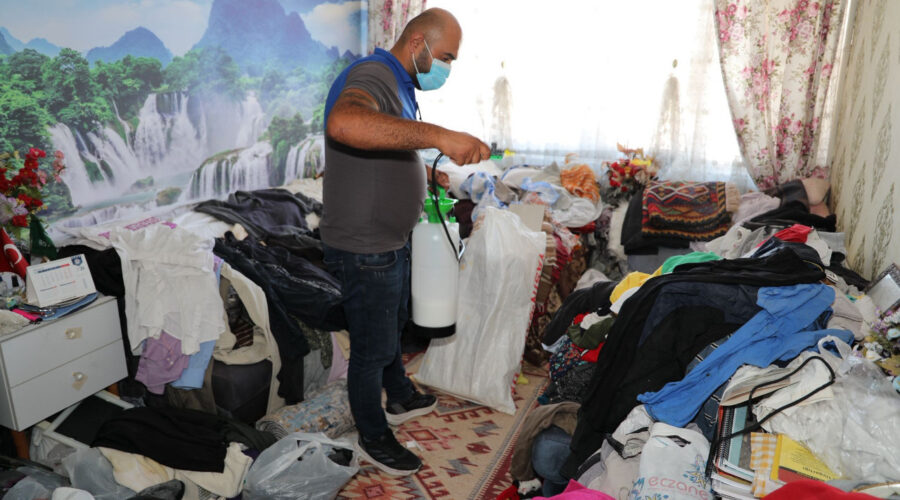 Eskişehir’de bir evden 1 ton çöp çıkarıldı