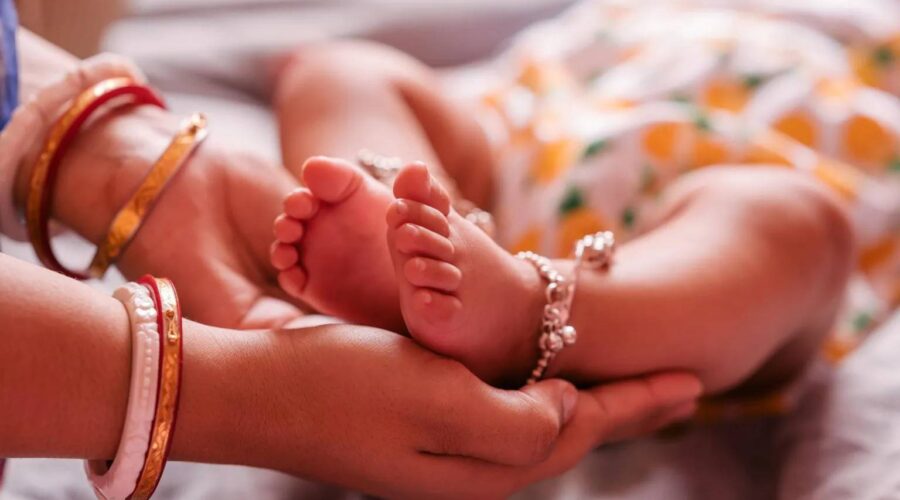 hindistanda 20 gunluk bebegin karnindan gelisimini surduren ikiz fetusler cikarildi Tk3aLfzE