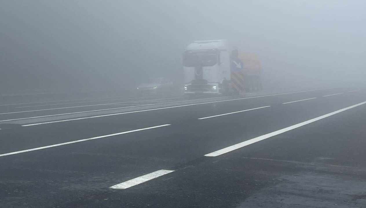karayollari ve trafik ekipleri uyardi bolu daginda etkili olan sis gorus mesafesini dusurdu 3jYB3Unp