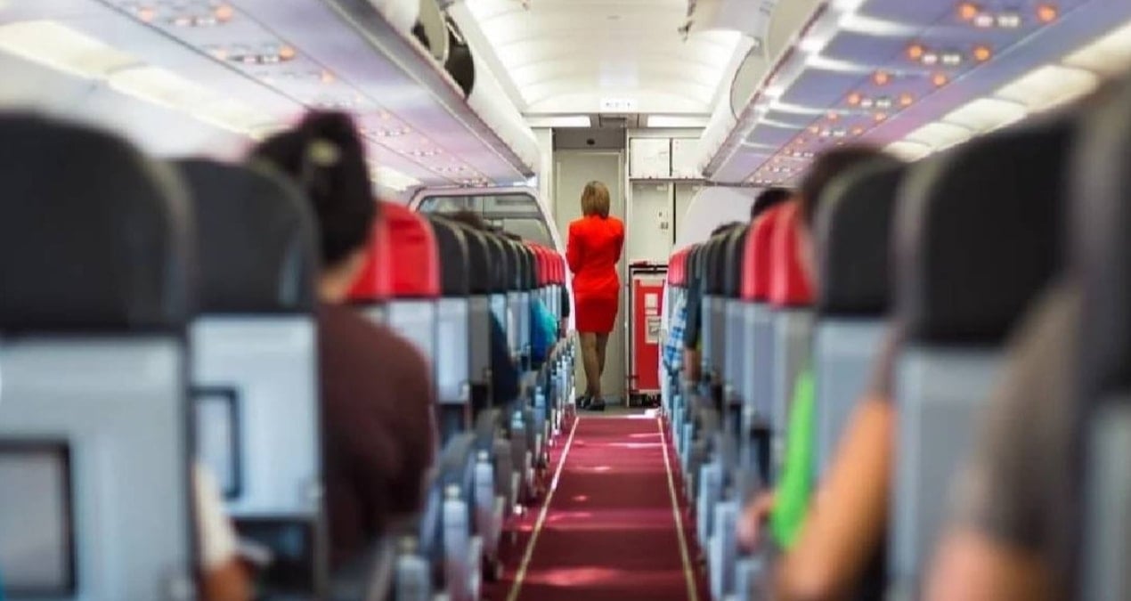 yolcular pasaportlarini yedi ucak acil inis yapti yYWQejKc