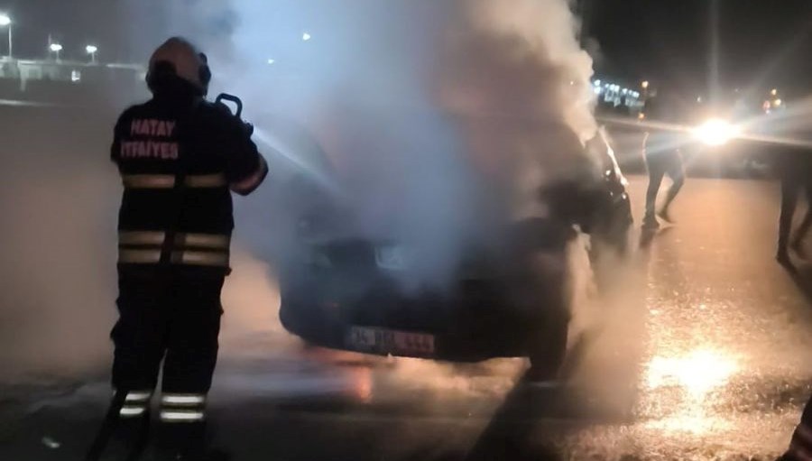 antakyada otomobil alev alev yandi FaXfYJPE.jpg