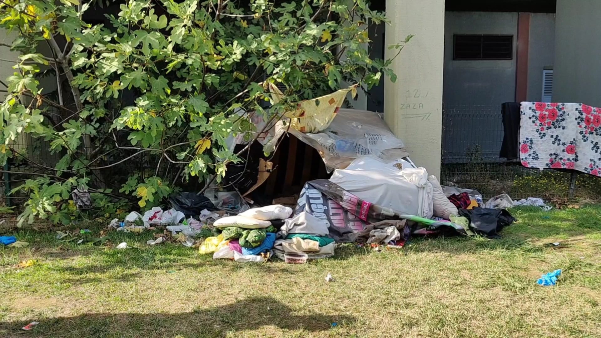 istanbulda tramvay duraginin yaninda ceset bulundu DtVCC3Gn.jpg