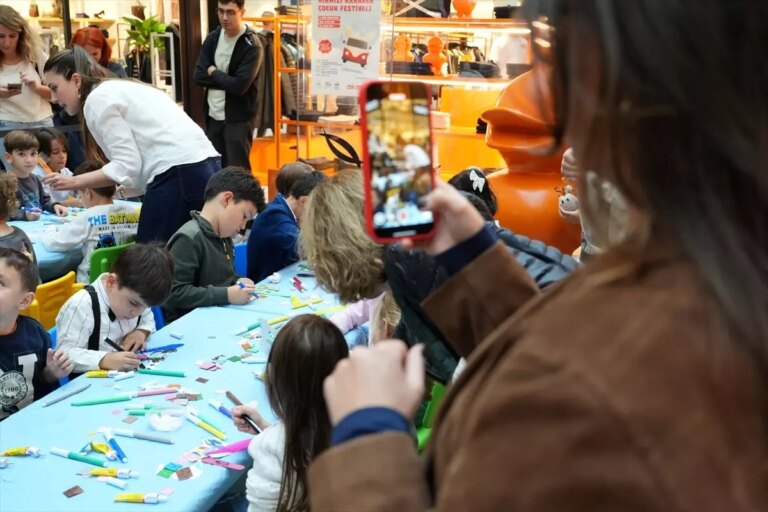 kirmizi karavan projesi ile cocuklar gelecege umut tasiyor PMp4EqPm.jpg