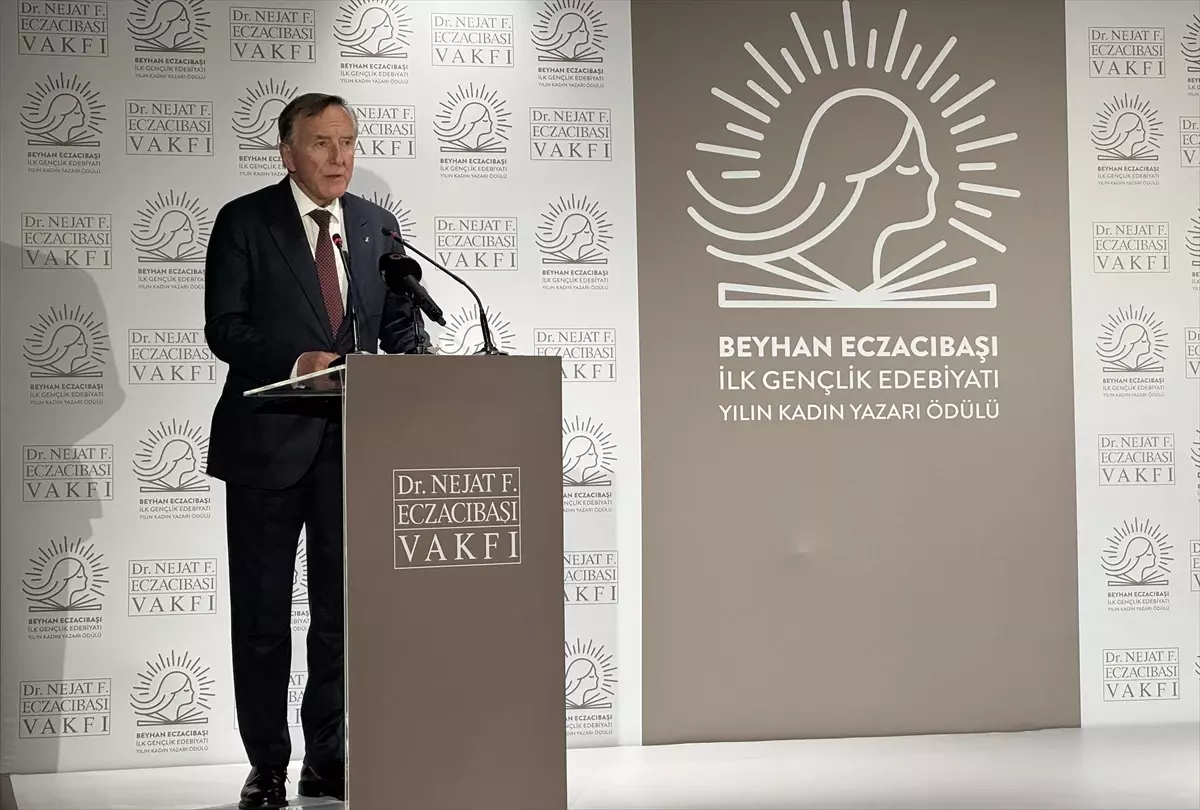 koray avci cakman yilin kadin yazari odulunu kazandi UfyjjlET.jpg