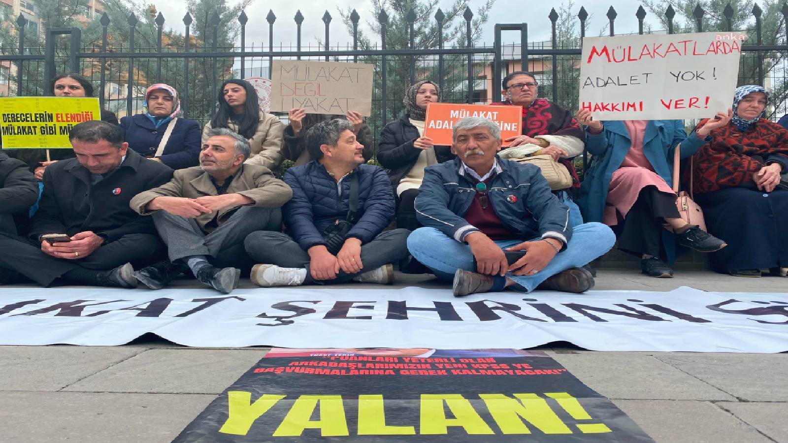 mulakat magduru ogretmenlerin aileleri ankarada herkes kendi koltugunun sevdasinda kimse ilgilenmiyor Ry4U21nq