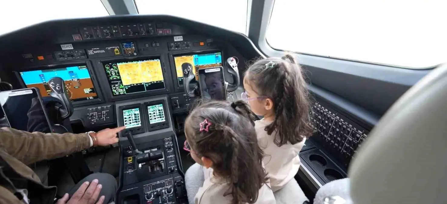 ulastirma bakani ucak inislerini izleyen ikiz kardesleri agirladi CwF6qWf3