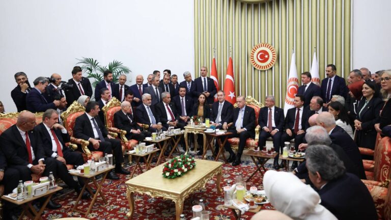 yeni yol grup baskanvekili ozdagdan meclis resepsiyonundaki o fotografla ilgili elestirilere yanit turkiyenin isi bu mu wOcZvqER