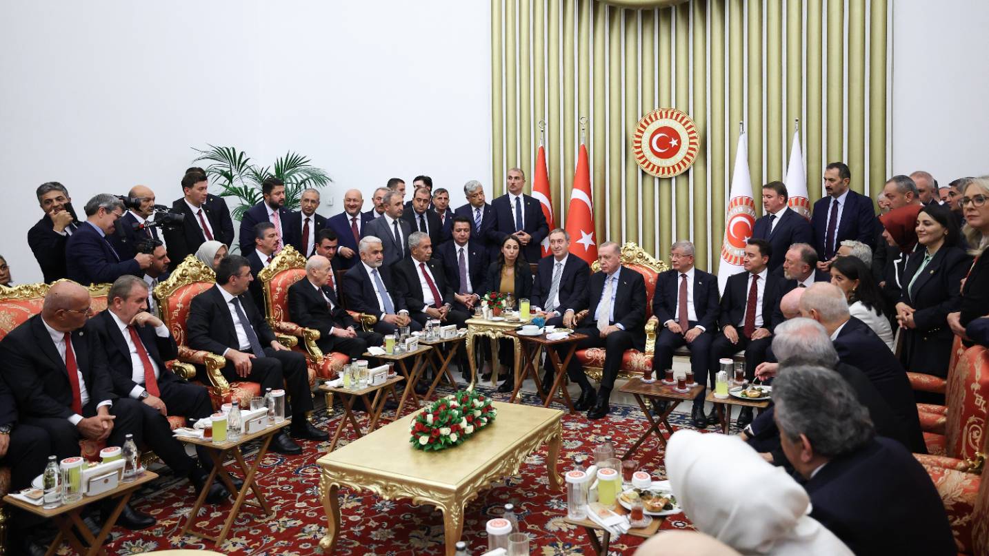 yeni yol grup baskanvekili ozdagdan meclis resepsiyonundaki o fotografla ilgili elestirilere yanit turkiyenin isi bu mu wOcZvqER