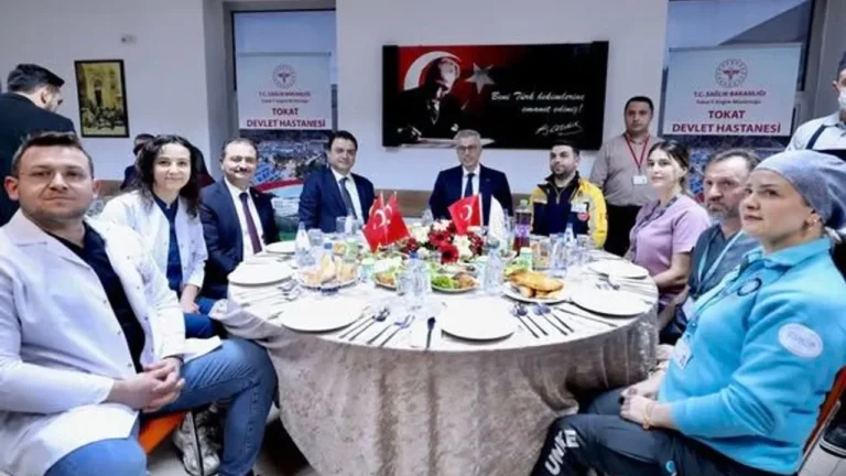 saglik-bakani-memisoglu-saglik-calisanlariyla-iftar-sofrasinda-bulustu-pnhVBpRE.webp