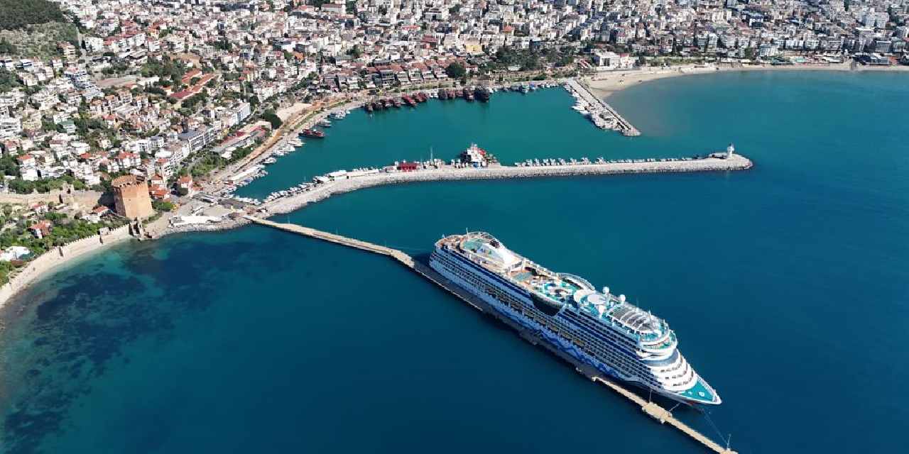 Alanya’ya Alman Turist Akını: 2 Bin 129 Yolcu Gemiden İnerek Şehri Keşfe Çıktı