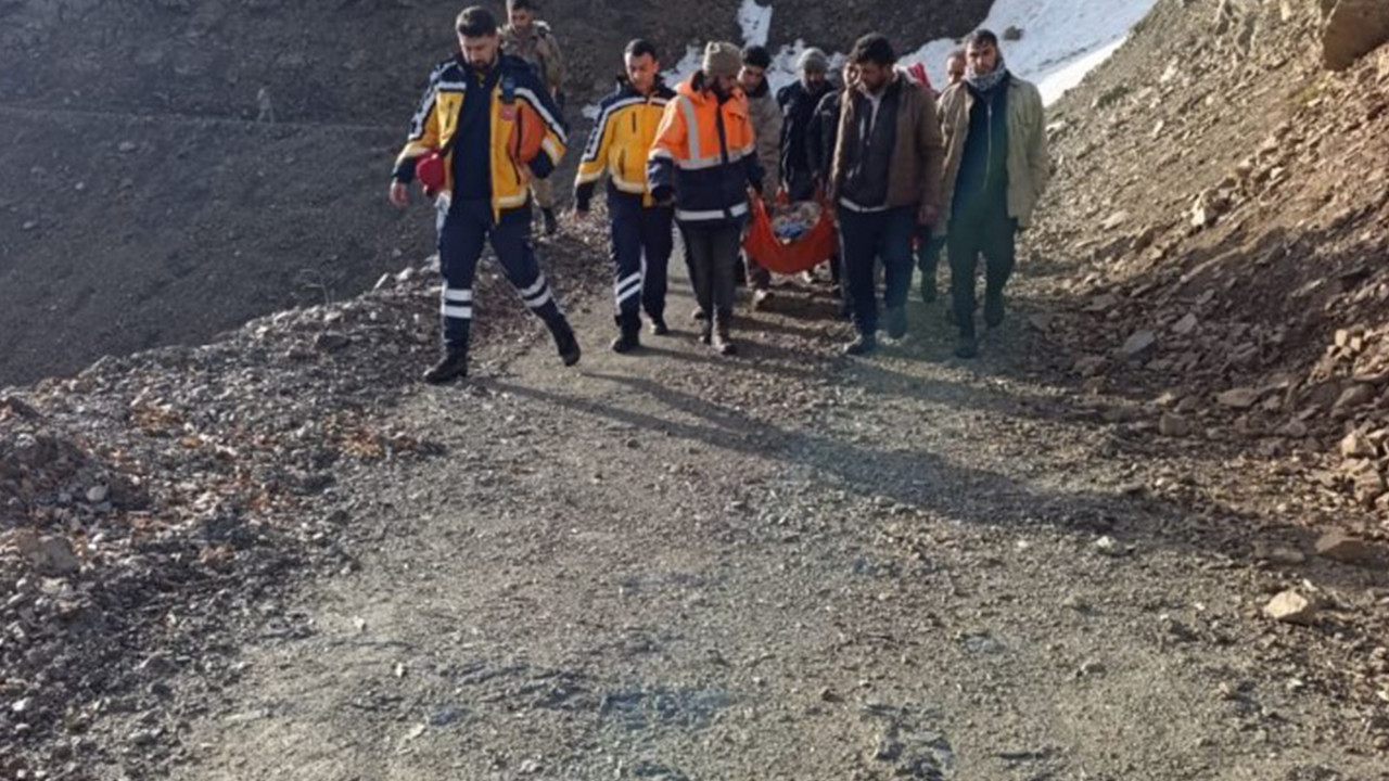 Heyelan Nedeniyle Yol Kapandı: Ekipler Çalışmalarına Devam Ediyor