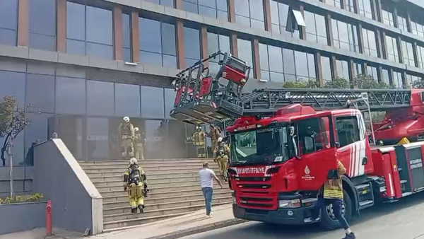Pendik’teki İş Merkezinde Yangın: Beş Kişi Dumandan Etkilendi
