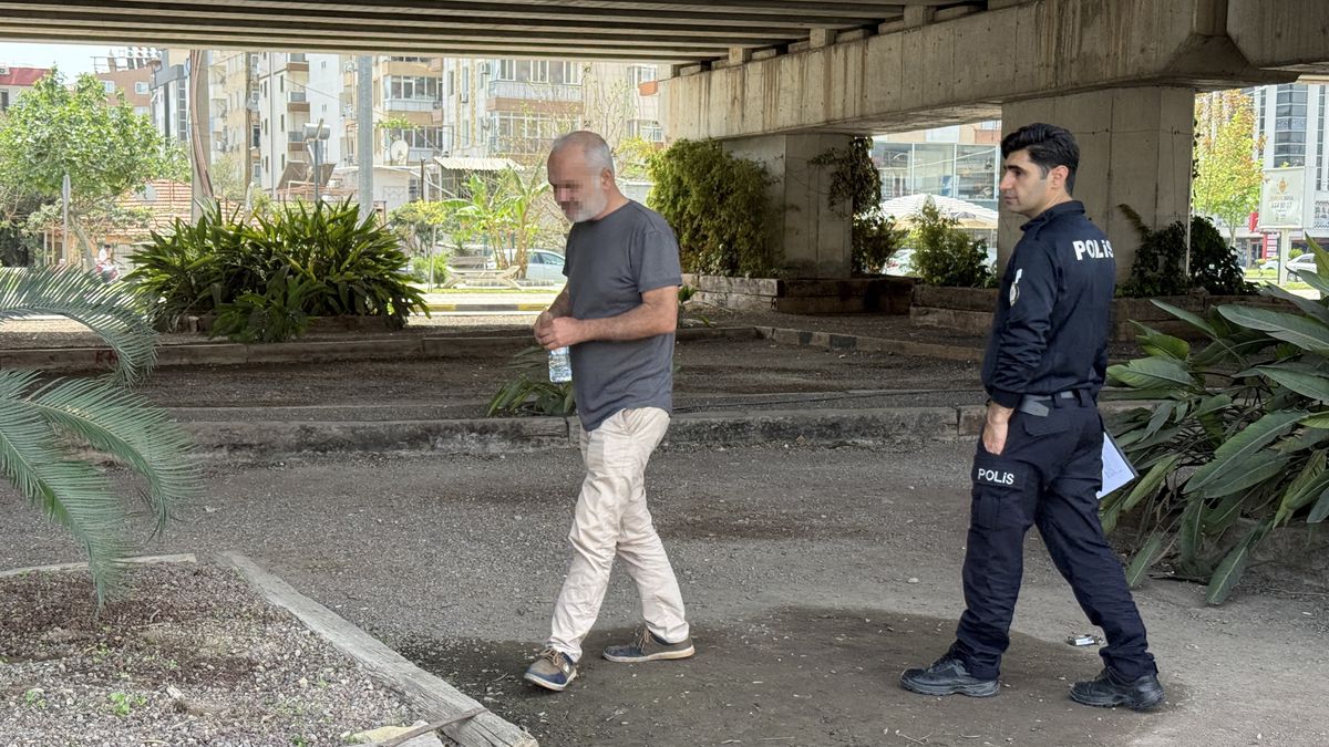 TIR Çarpması Sonucu Mendil Satıcısı Hayatını Kaybetti