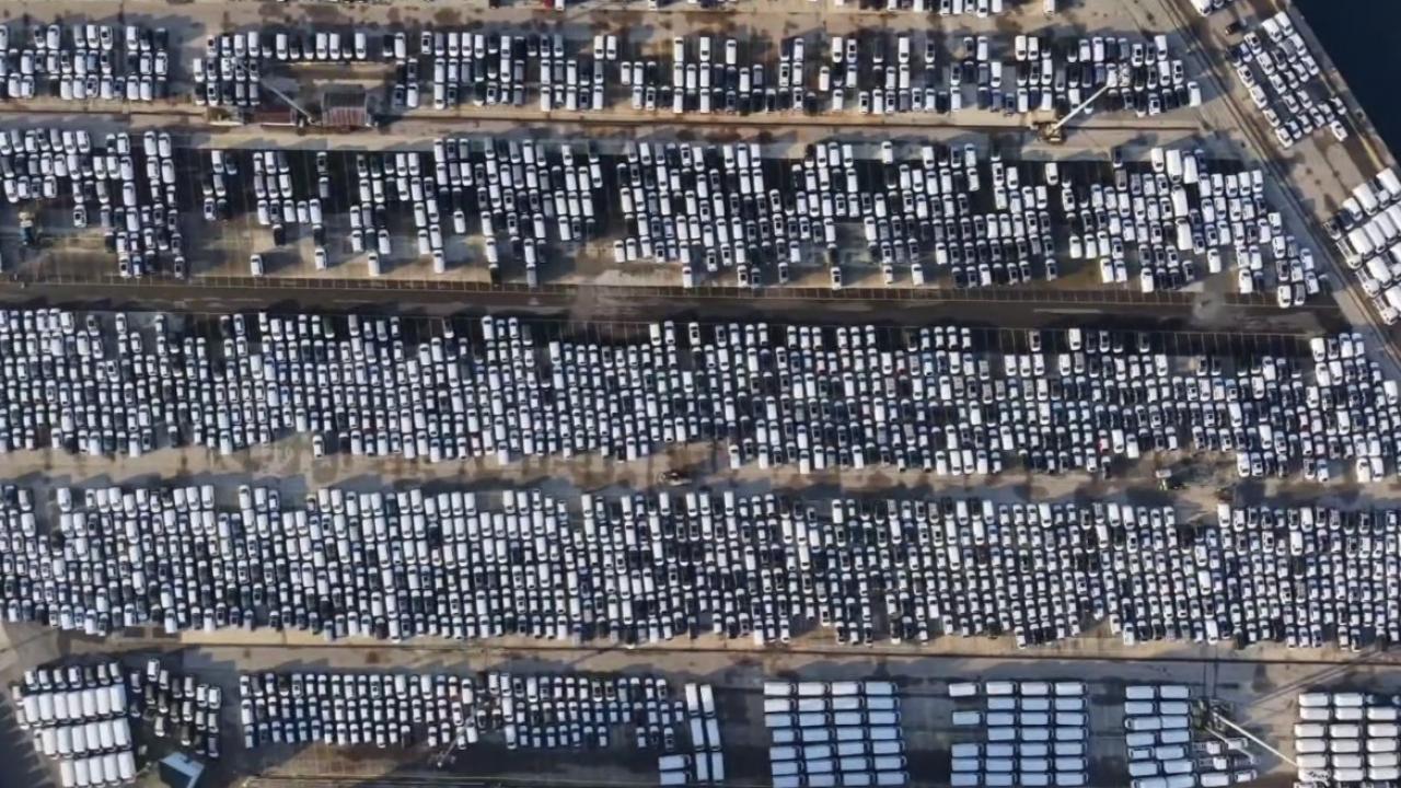 İstanbul’da binlerce sıfır otomobil! Havadan görüntülendi Haber gorseli